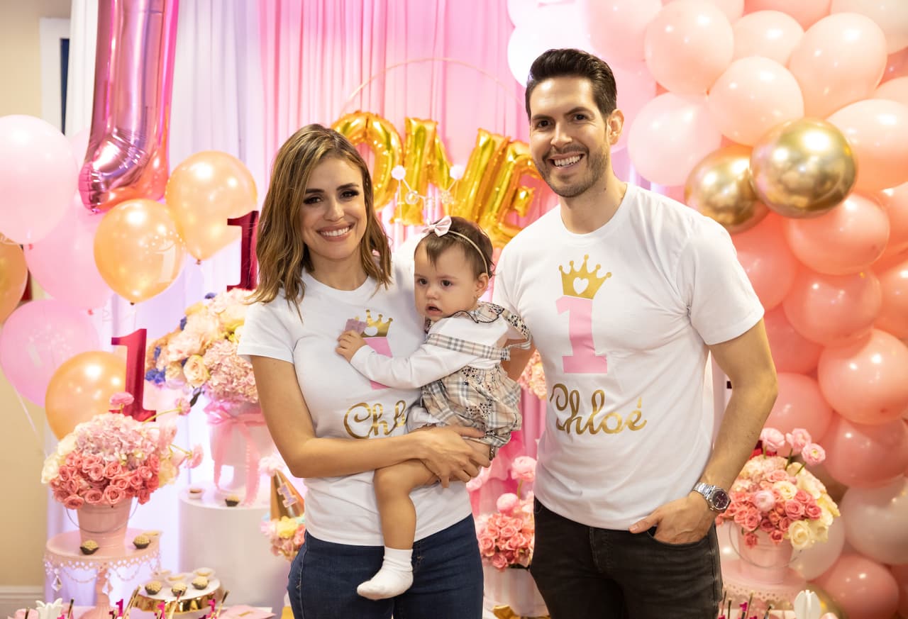 Carolina Sarassa y su esposo Andrés Chacón celebraron el primer año de su hija Chloé con una hermosa fiesta llena de flores y colores.