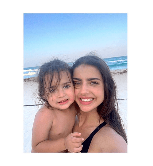 Danilo se lleva muy bien con Marcelo, el hijo de Michelle: "Es un bebé hermoso, yo soy súper niñero, así que me encanta compartir con él, aparte es súper inteligente, como 
<b><a href="https://www.univision.com/famosos/michelle-renaud-revela-mensajes-privados-con-danilo-carrera-y-muestra-porque-whatsapp-le-queda-corto-video" target="_blank">la mamá</a></b>, guapísimo, como la mamá, divertidísimo y encantador, igual que la mamá… Entonces sí, estoy enamoradísimo también de él".