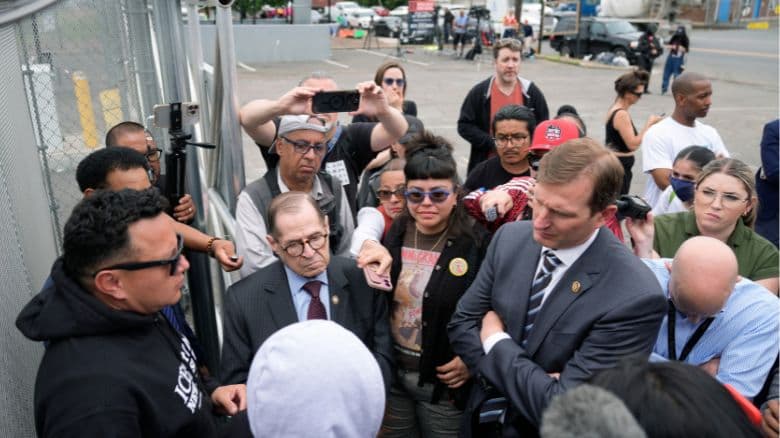 "Lo vamos a cerrar" Congresistas visitan centro de detención en NJ donde inmigrantes dicen estar en huelga