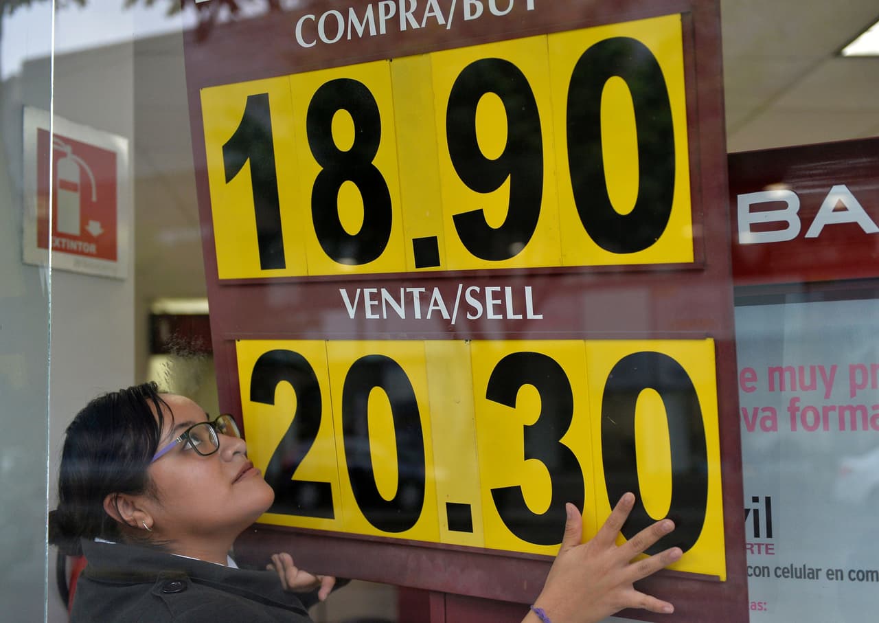 ¿Por qué sigue cayendo el peso frente al dólar y qué hacer ante ello?