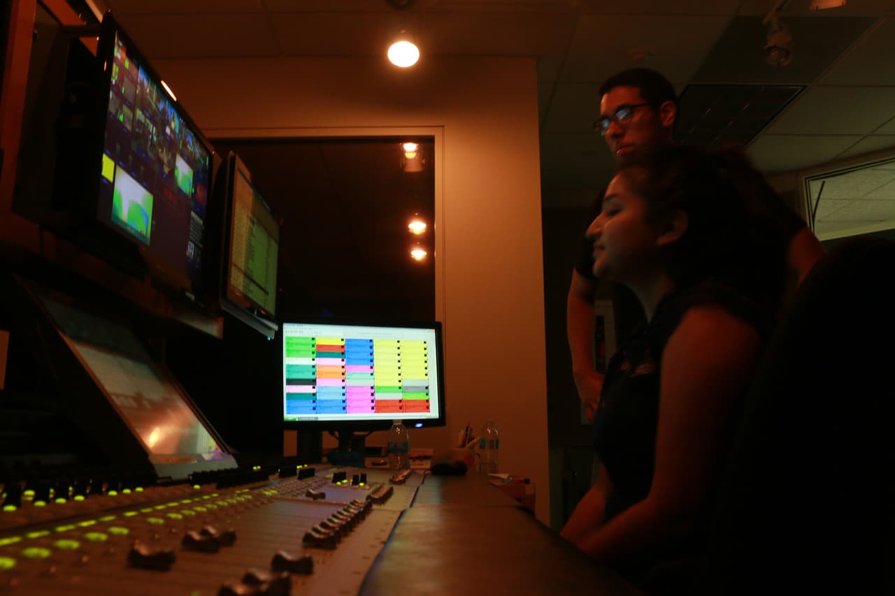 <br>Diana Perez, operadora de audio, reciviendo instrucciones finales de su mentor.