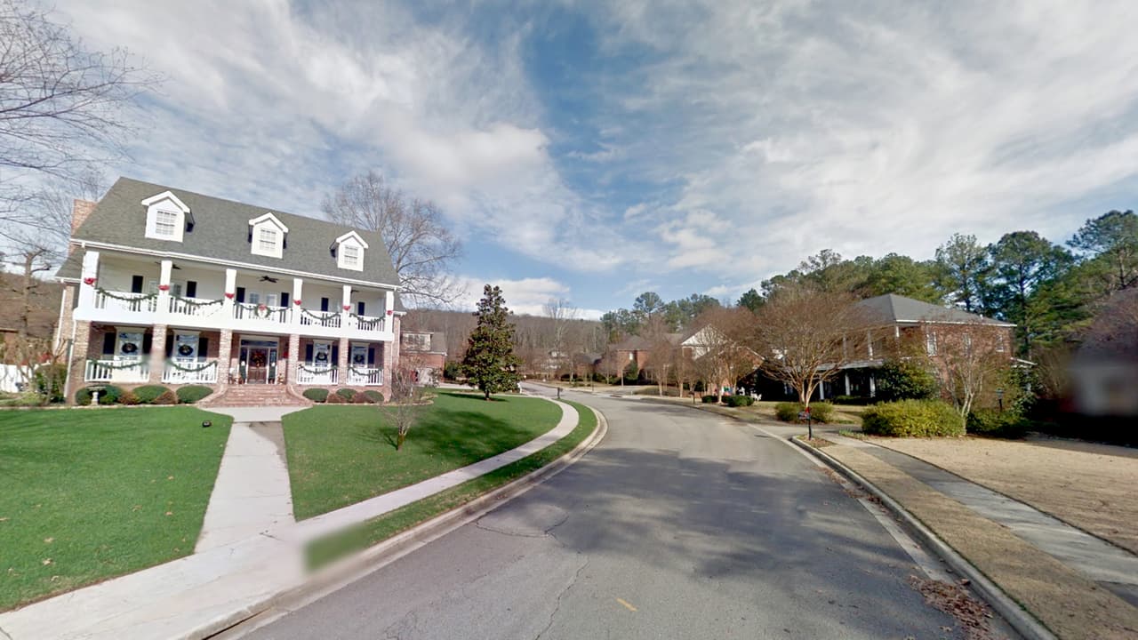 <b>Alabama: Huntsville. – Obtuvo 62.50 de 100 puntos dentro de las mejores ciudades de clase media para vivir. </b>Esta urbe combina la historia y la hospitalidad sureña con innovadoras atracciones de alta tecnología y diversidad cultural. En 1958, el primer satélite estadounidense se envió a orbita desde esta metrópoli.
<br>Las casas de la ciudad datan desde antes de la Guerra Civil estadounidense y se puede pasear por los hermosos jardines en el Huntsville Botanical Garden.
<br>