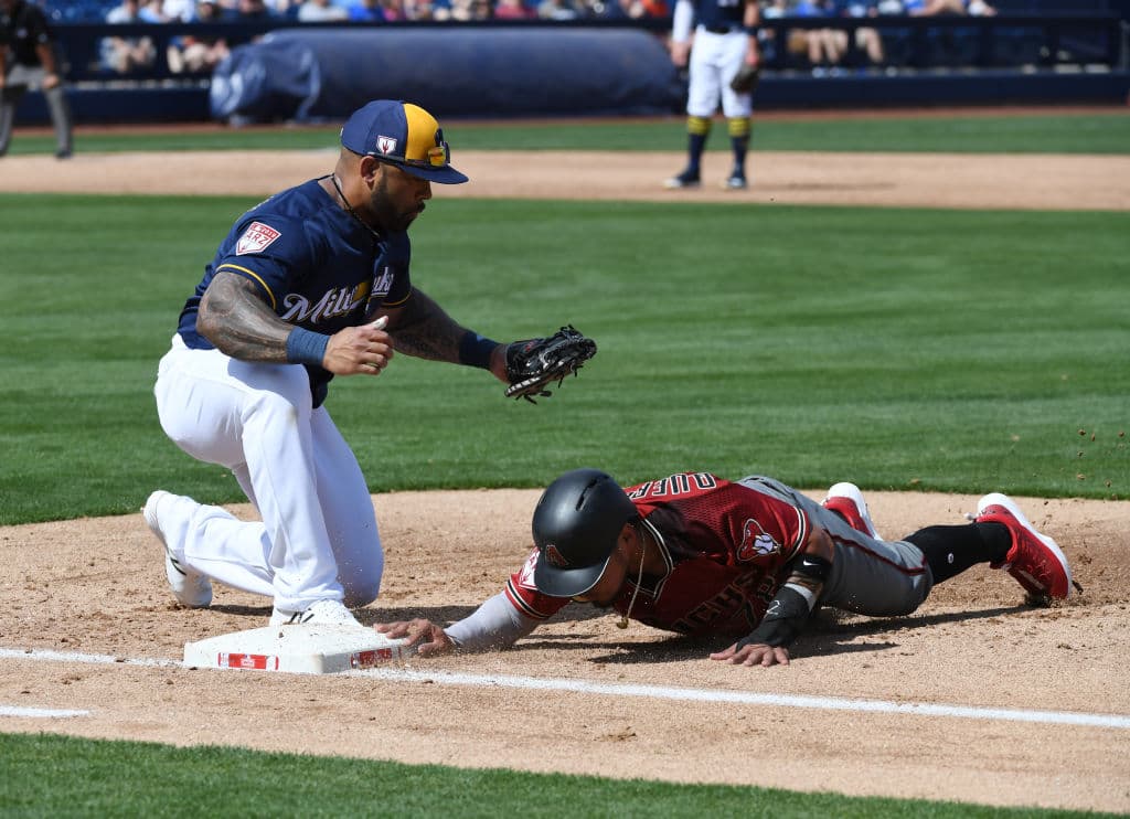 Respiró hondo y profundo Juniel Querecuto de los Arizona Diamondbacks al regresar de cabeza a la primera base luego de una revirada antes de que Eric Thames de los Milwaukee Brewers lo tocara.