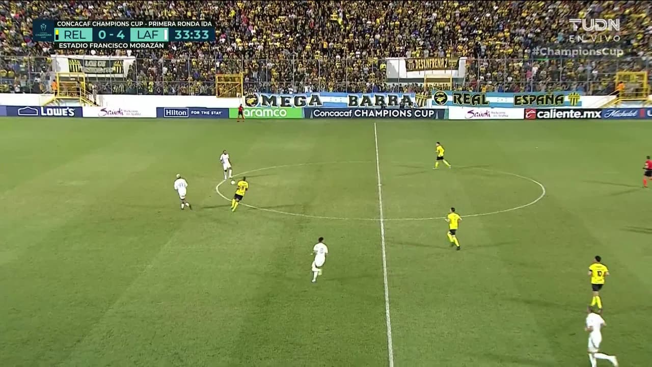 ¡TIRO ATAJADO! disparo por Denis Bouanga.