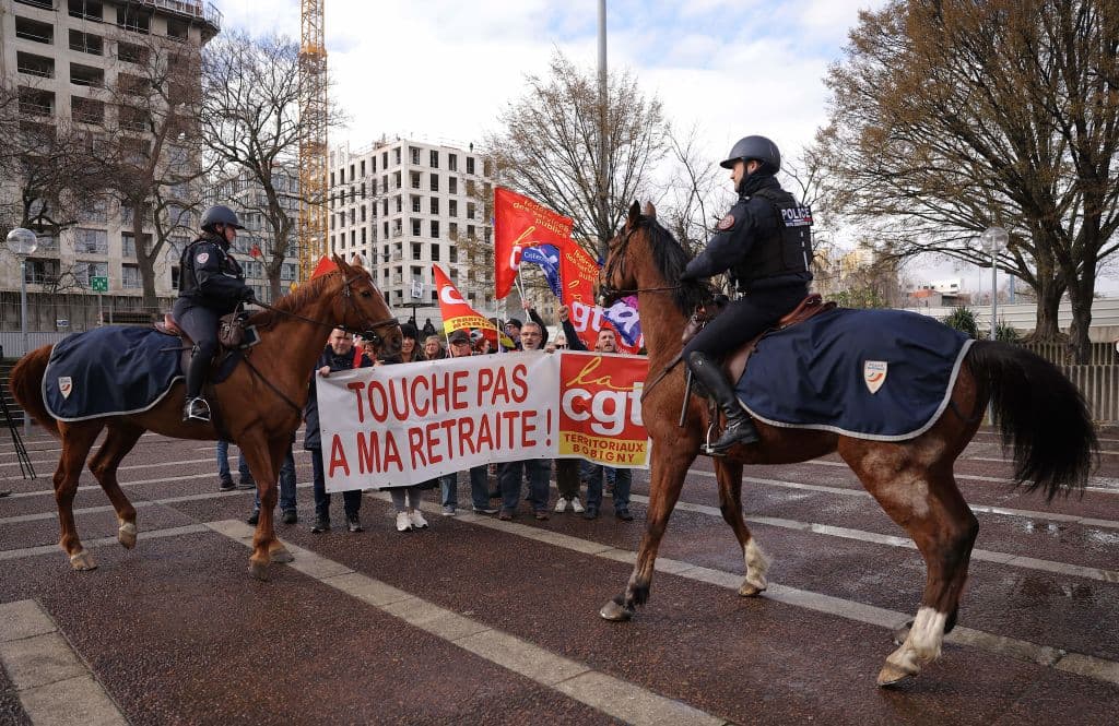 Las autoridades prohibieron las concentraciones en la plaza de la Concordia de París, situada frente al Parlamento, tras
<b>dos noches de manifestaciones que dieron lugar a incidentes con centenares de detenciones</b>.