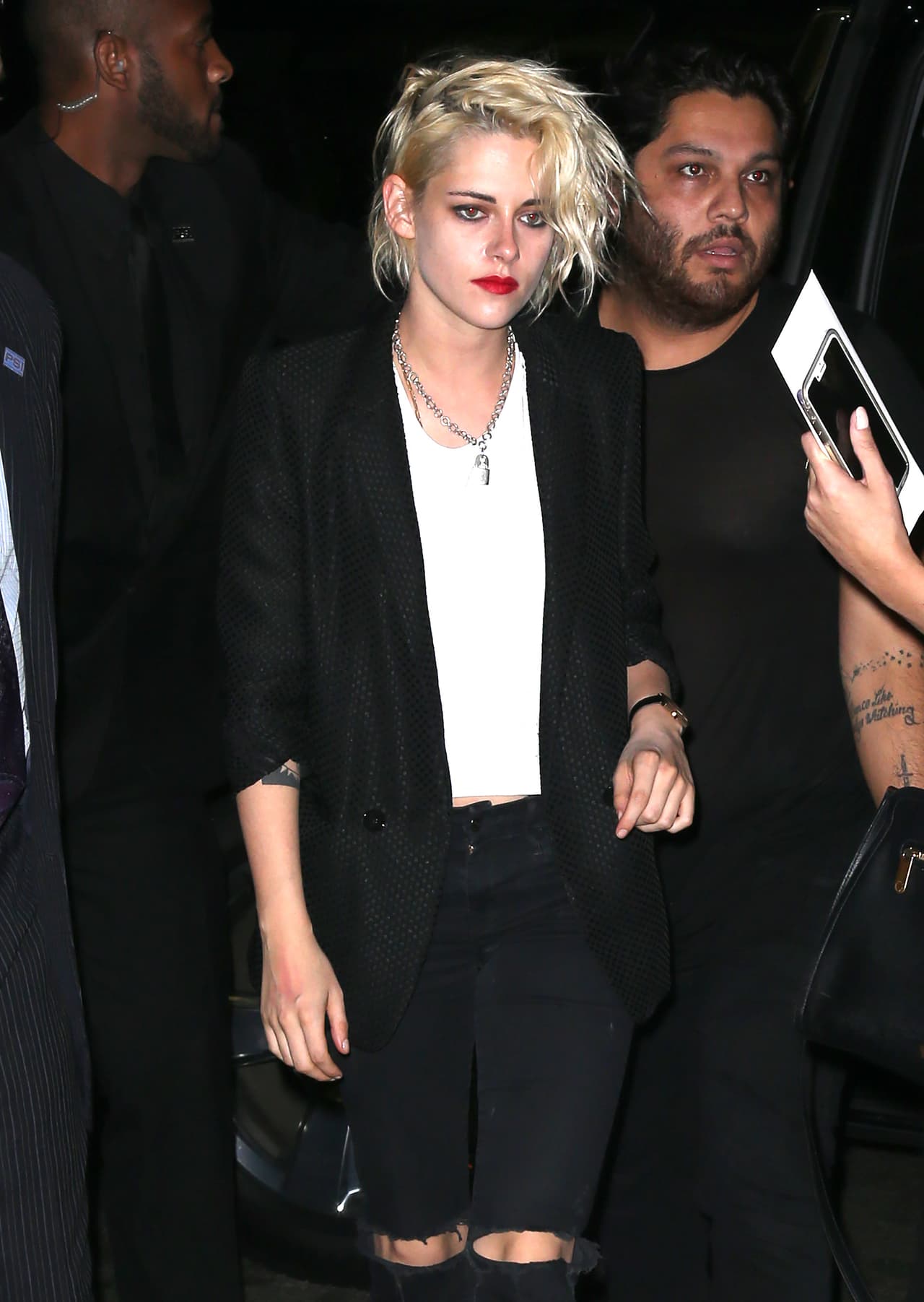 Después de que hace un par de semanas se le vio con la cantante St. Vincent saliendo a cenar, ahora sabemos que su relación es romántica.