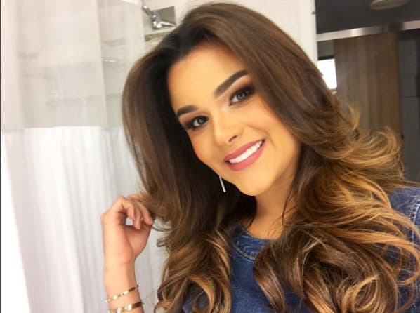 Aquí recreó uno de los peinados que usó cuando estuvo participando en el concurso Miss Universo. 
<br>