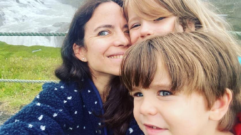 La mexicana Tania Zarak Quintana con dos de sus hijos en Islandia.