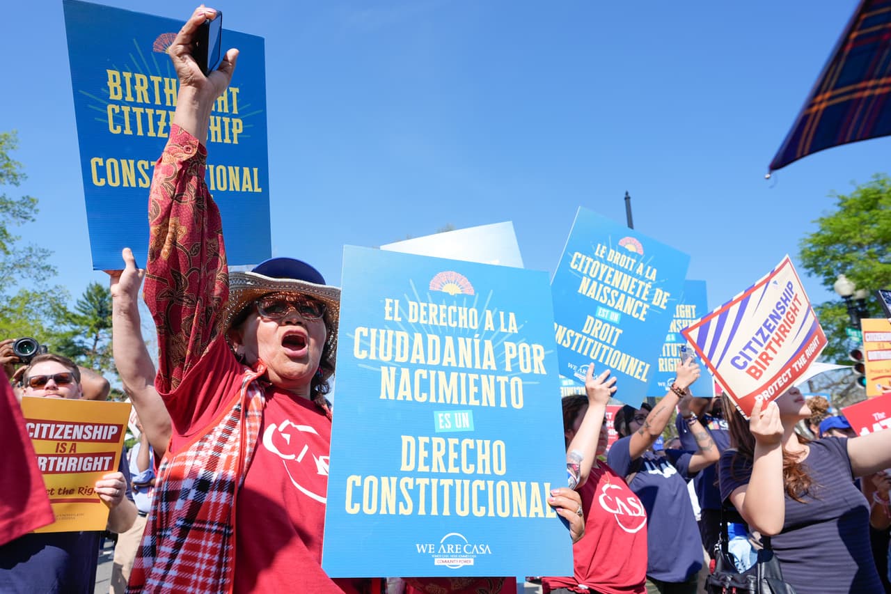 “Todas las personas nacidas o naturalizadas en los Estados Unidos y sujetas a su jurisdicción son ciudadanos de los Estados Unidos y del Estado en que residan”, dice el texto redactado en 1868.