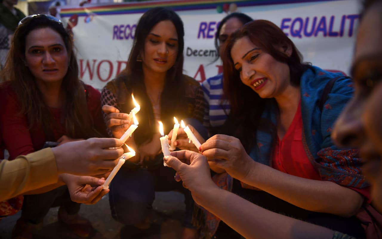 Por casi tres décadas, cada 1 de diciembre el mundo recuerda la tragedia que ha significado el virus del VIH y la enfermedad que causa: el sida. En la imagen, un grupo de mujeres transgénero enciende velas en un evento de concientización sobre el sida en Karachi, Pakistán.