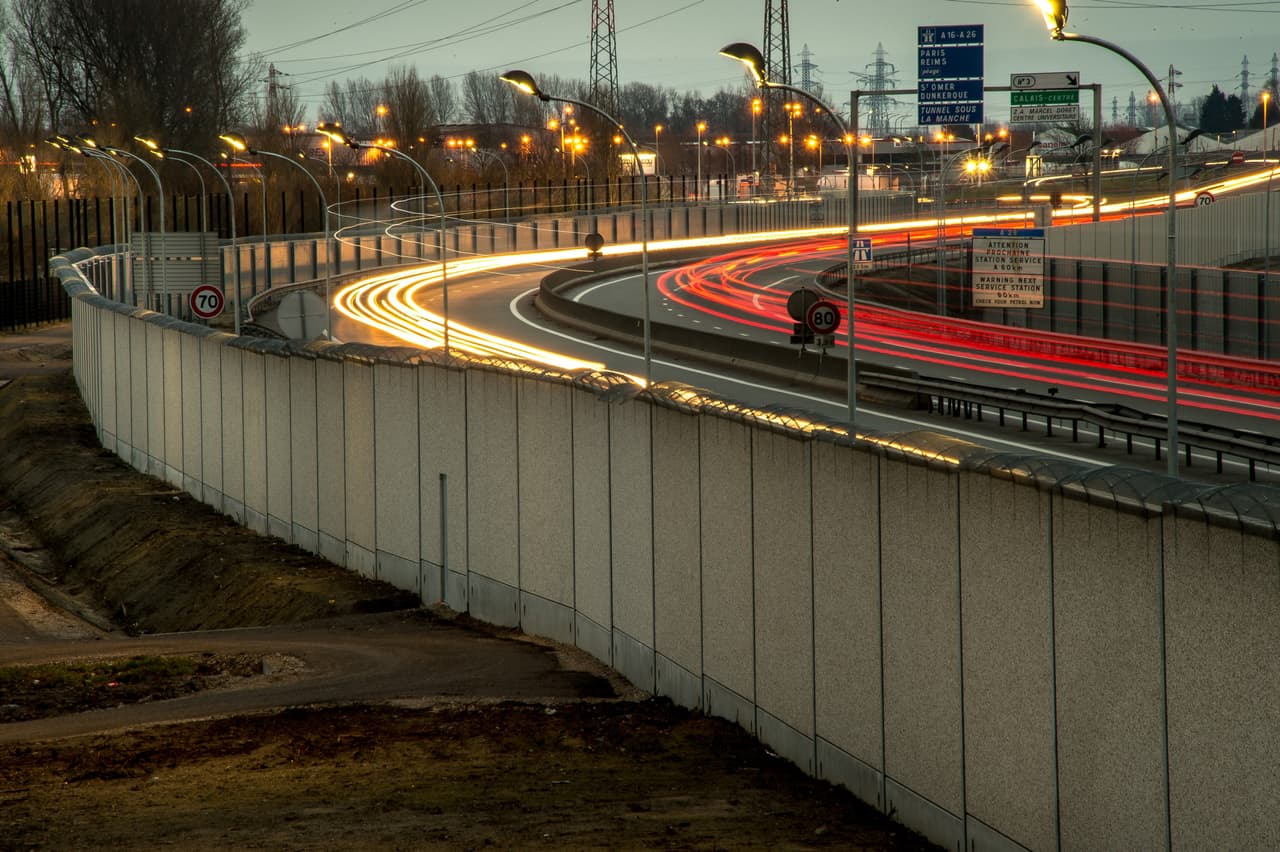 <b>Francia - Inglaterra. </b>Un muro de cuatro metros de altura se extiende a lo largo de media milla junto a la carretera principal que conduce al puerto francés de Calais, para intentar detener el paso de migrantes que se dirigen a Reino Unido a través del túnel submarino que une a Europa continental con la isla de Gran Bretaña. La fotografía fue tomada el 2 de febrero de 2017.