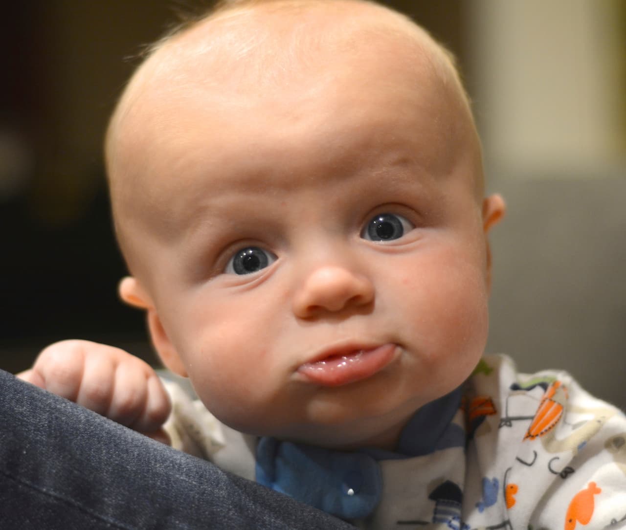 “Quizá no queramos alejarnos de un bebé enojado tanto como queramos alejarnos de un adulto enojado”, dice la experta.