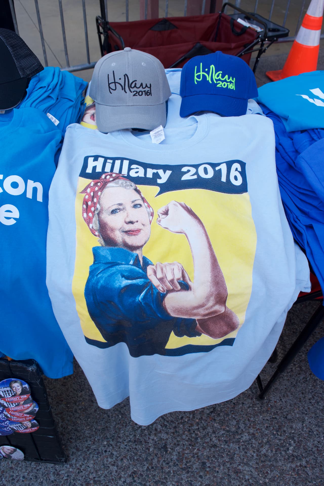 Esta es la camiseta favorita en los eventos de campaña de Hillary Clinton, según dice Amanda Bartes de Los Ángeles (quien prefirió no salir en la foto). Ella vende mercadería en los mitines que programa la demócrata en la costa oeste. "Desagradable y poderosa", dijo sobre su candidata.