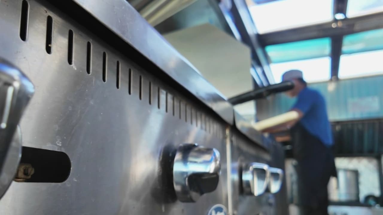 Investigan condiciones de trabajadores de food trucks y catering durante olas de calor extremo: ¿se cumplen las normas de seguridad?