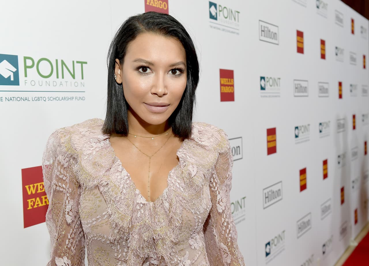 Naya Rivera, de 33 años,
<b><a href="https://www.univision.com/local/los-angeles-kmex/naya-rivera-reunio-fuerza-para-salvar-a-su-hijo-antes-de-ahogarse-en-el-lago-de-california" target="_blank">murió ahogada</a></b> en el Lago Piru, en California. El pasado 8 de julio se reportó su desaparición cuando autoridades encontraron el bote en donde navegaba con
<b><a href="https://www.univision.com/famosos/josey-necesita-a-su-mama-el-ex-de-naya-rivera-no-ha-podido-conciliar-el-sueno-desde-que-la-actriz-murio-fotos" target="_blank">su hijo Josey.</a> </b>El niño estaba solo y dormido dentro de él.
<br>
