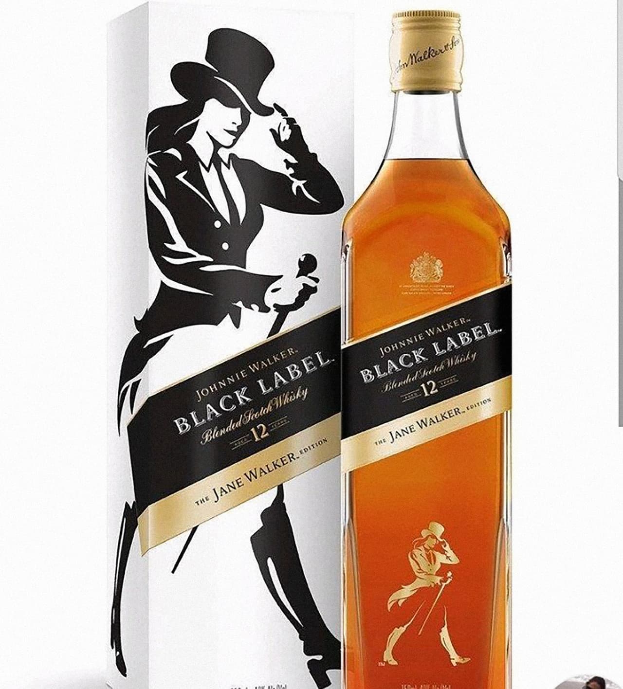 <b>Johnnie Walker. </b>La famosa marca de origen escocés lanzó una versión femenina de su producto estrella Black Label, donde una elegante mujer sustituye al icónico ‘caminante’ vestido de frac. ‘Jane Walker’ llamaron a esta campaña limitada al mes de marzo donde por cada botella que se venda la empresa donará un dólar a organizaciones que apoyan las causas de las mujeres, hasta llegar a 250,000.