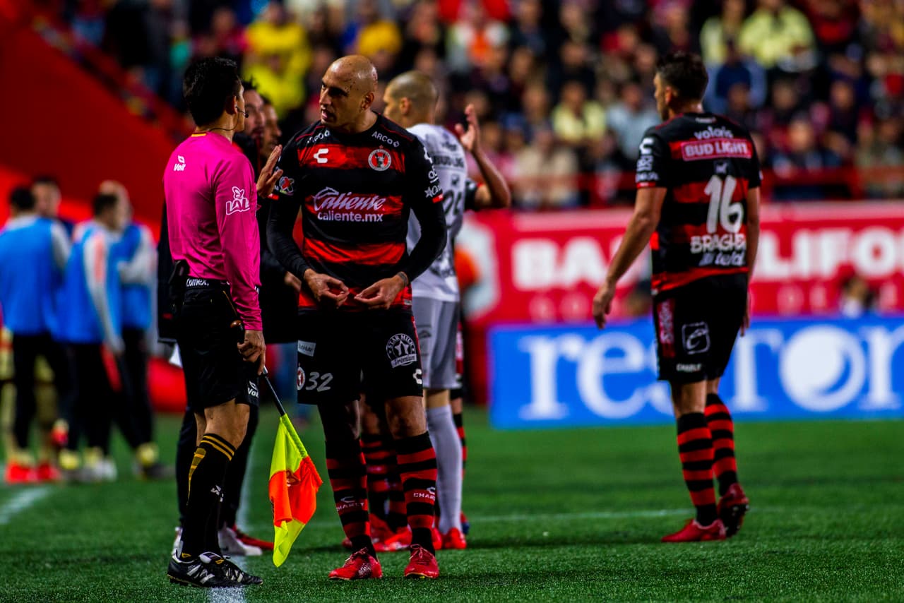 El VAR interevino antes del descanso pues en el gol de las Águilas se protestaba una supuesta falta sobre Ariel Nahuelpán pero el árbtiro validó la anotación.