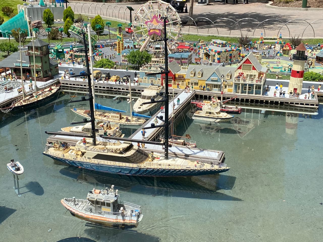 El nivel de detalle de cada pieza, forma parte de una composición, tipo maquetas con movimiento. Por ejemplo, esta área recrea el muelle de San Francisco con botes en movimientos y hasta ballenas, delfines y perros de agua.