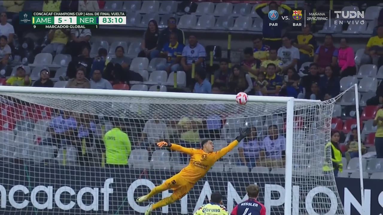 ¡Iba a ser un golazo! Gil la puso arriba de la barrera y al ángulo, pero le faltaron centímetros