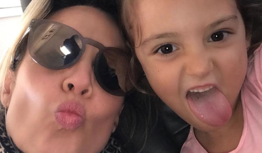 La pequeña Isabella disfruta lo mismo interpretar canciones de su mami que de su tío Mario Bautista, quien la llama ‘princesa’.
<br>