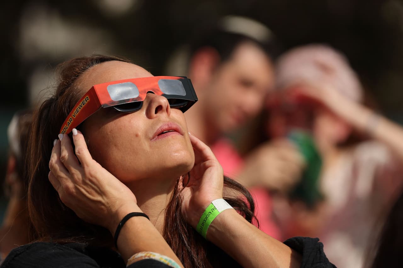 <b>Nunca mire al Sol a través de la lente de una cámara</b>, telescopio, binoculares o cualquier otro dispositivo óptico mientras usa anteojos para eclipses o un visor solar portátil, ya que podría sufrir una lesión ocular grave. Si no tiene gafas para eclipses o un visor solar portátil, utilice un método de visualización indirecta.
<a href="https://science.nasa.gov/eclipses/future-eclipses/eclipse-2023/where-when/" target="_blank">Para más detalles visite la página de la NASA</a>.