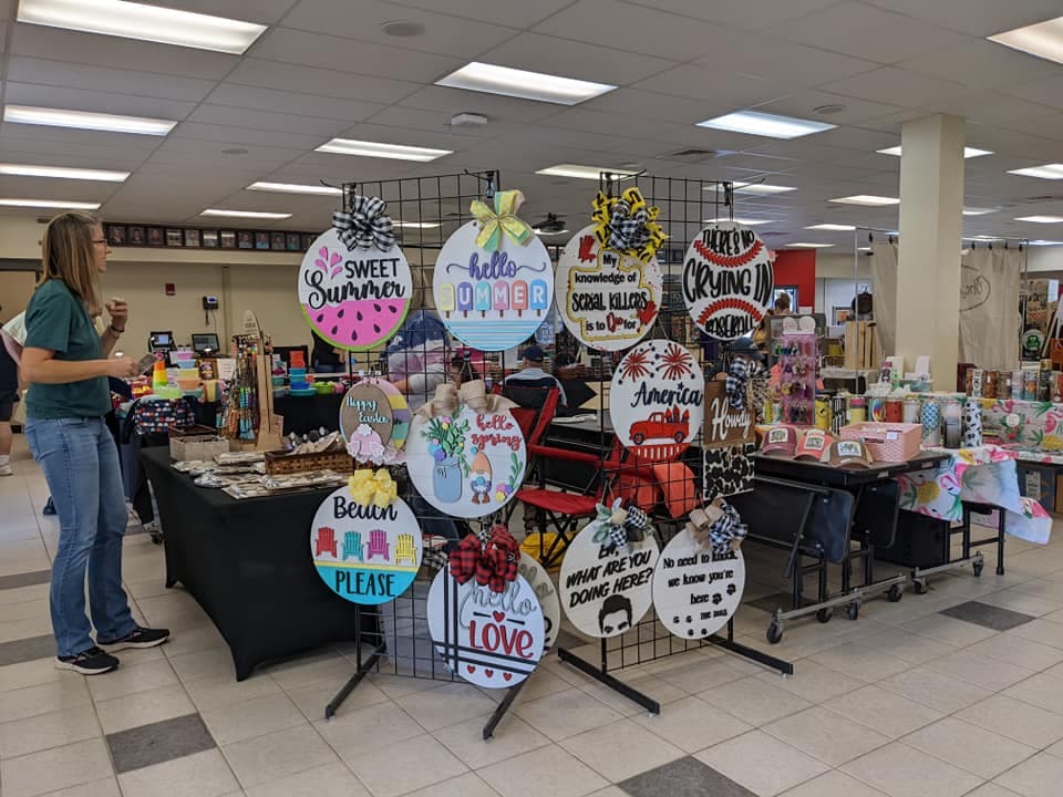 <b>10th Annual Edgewood Holiday Art & Craft Fair and Food Truck Event</b>
<br>
<b>Fecha: </b>9 de diciembre
<br>
<b>Lugar:</b> Edgewood Jr/Sr High School. 180 E Merritt Ave, Merritt Island, FL
<br>
<b>Sitio web</b>: 
<a href="https://www.visitspacecoast.com/events/merritt-island/Holiday-Art-and-Craft-Fair">https://www.visitspacecoast.com/events/merritt-island/Holiday-Art-and-Craft-Fair</a> 
<br>
<br>Esta feria contará con vendedores y artesanos que ofrecerán artículos navidelos. Este evento sirve para recolectar fondos para la promoción 2024 de la escuela.