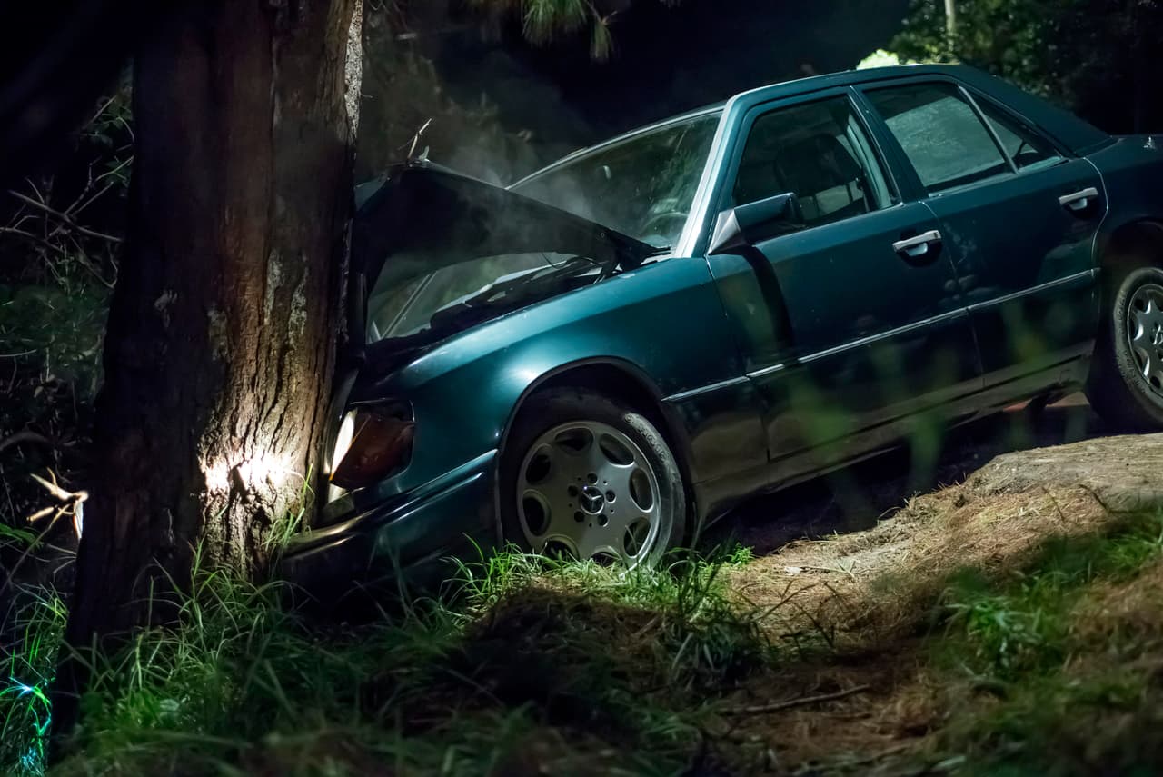 Al conducir por la carretera el general Blanco desvió el automóvil y lo estrelló contra un árbol; su plan era librarse de su enemigo.