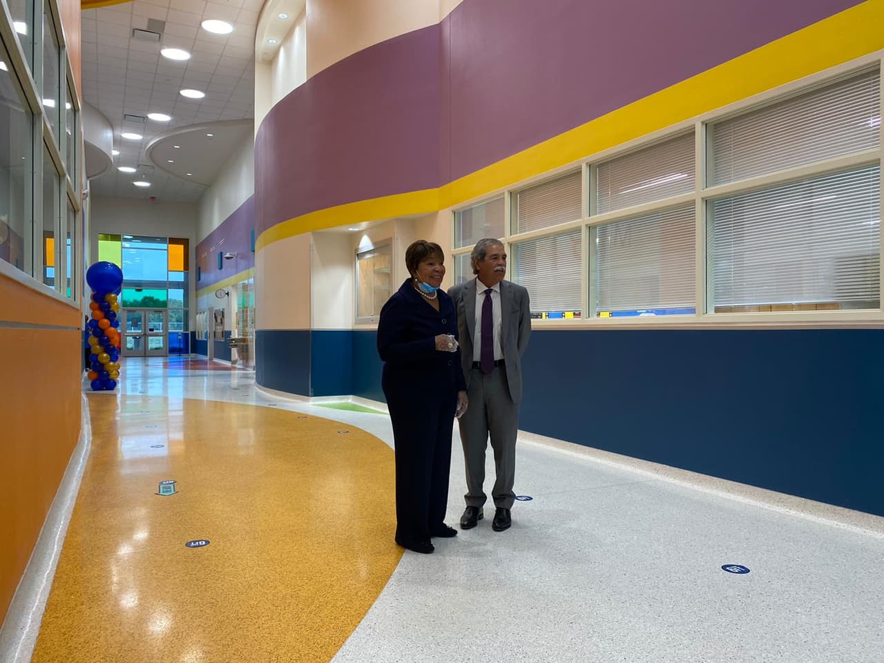 El Superintendente del distrito, Michael Hinojosa, dijo que aún faltan alrededor de 30,000 estudiantes que reciban sus computadores y hotspots.
<br>