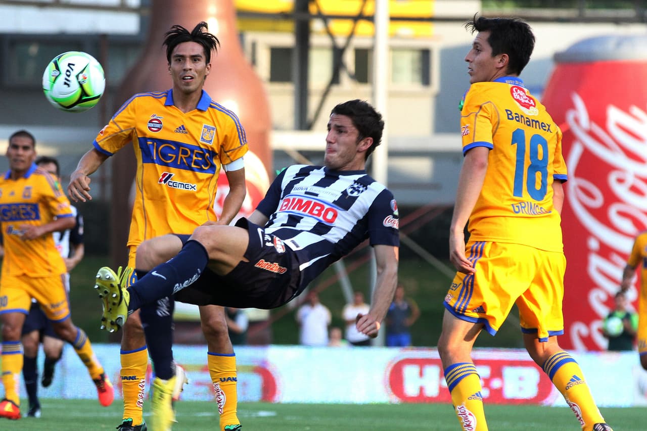 Mier, nacido el 25 de agosto de 1989 en Monterrey, comenzó su carrera profesional con el equipo de su ciudad natal, los Rayados, allá por 2010.