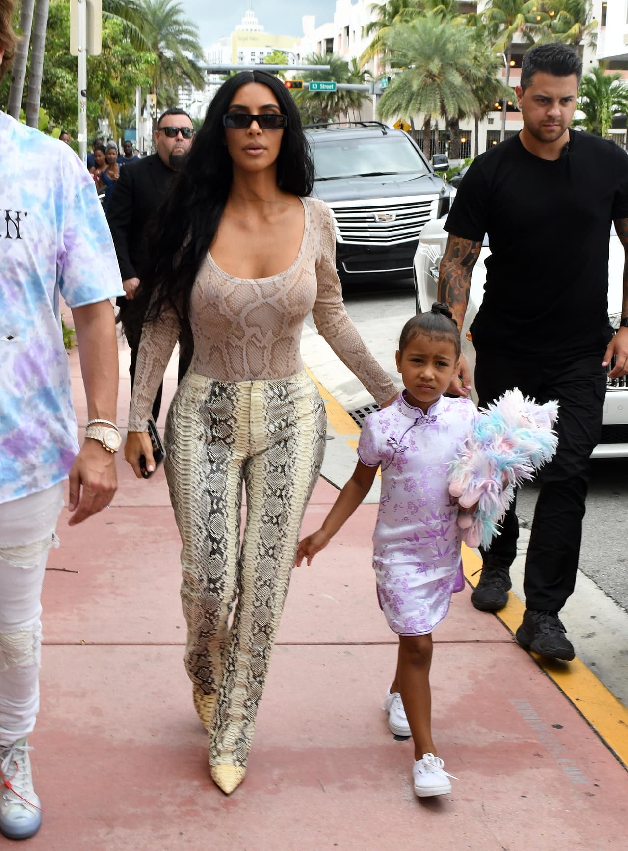 No obstante estas explicaciones, la mayoría de los fans criticaron la decisión de Kim de sentarse en mesas separadas, pues alegan que es poco creíble que la celebridad desee resguardar la intimidad de su hija cuando constantemente aparece en el reality show o en sus redes sociales.
<br>