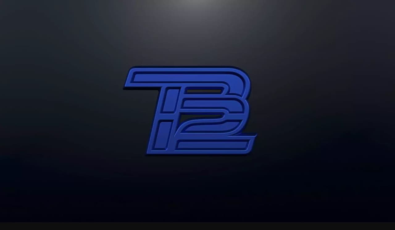 A diferencia de un Aston Martin Vanquish S de serie, la edición Tom Brady tiene insignias con las iniciales del jugador en la cabina.