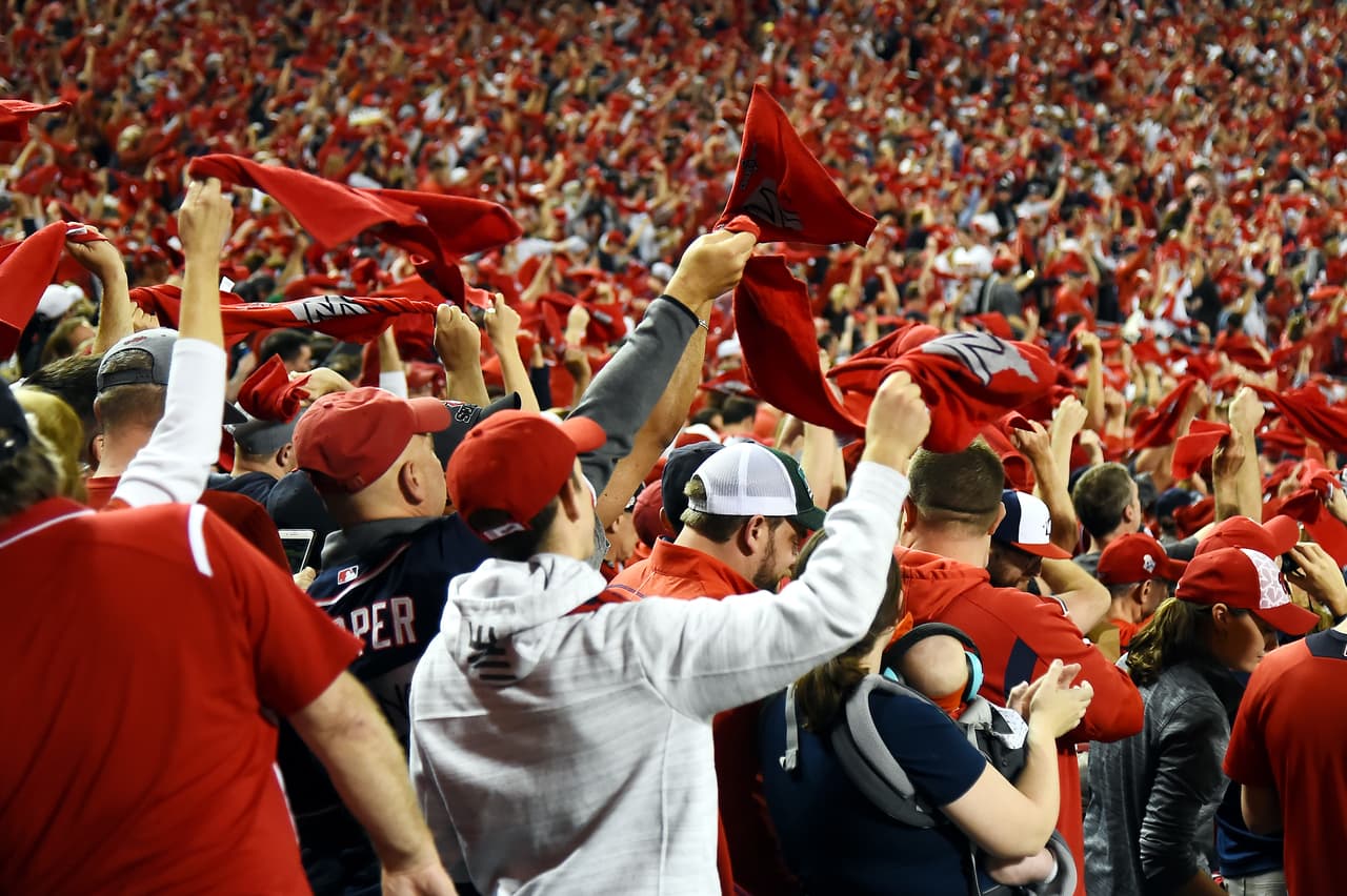 Trump sonrió ante lo sucedido y disfrutó del partido en uno de los palcos del estadio.