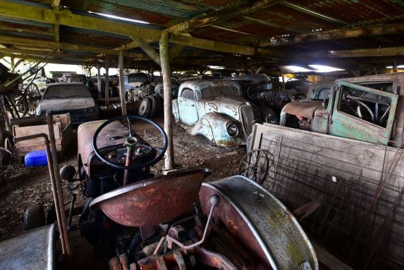 Entre los 60 autos de colección hay modelos exclusivos de marcas como Ferrari, Maserati, Porsche y Jaguar. Los autos fueron comprados entre las décadas de 1950 y 1970 por el empresario del transporte Roger Baillon, quien soñaba con restaurar su antigua colección y mostrarla en un museo. Llegó a reunir más de 100 autos pero su empresa empezó a decaer y tuvo que vender la mitad. Tras su muerte todo quedó para su hijo Jacques, quien falleció el año pasado. Los siguientes herederos, los nietos de Baillon, descubrieron el tesoro cuando fueron hasta la granja para ver su estado con intenciones de ponerla a la venta.