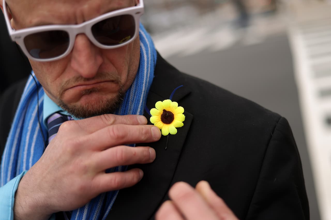 Un hombre se coloca un girasol en su abrigo, en apoyo a Ucrania. La invasión lanzada por 
<a href="https://www.univision.com/temas/vladimir-putin">Vladimir Putin</a> recibió una masiva condena internacional de Occidente, que aplicó una ola de sanciones que están aislando a la economía rusa del mundo. 
<br>
<br>EEUU y 
<a href="https://www.univision.com/noticias/politica/resumen-estado-de-la-union-joe-biden-2022-puntos-claves">los aliados de la OTAN</a> han dicho que no enviarán fuerzas al territorio ucraniano, pero sí asisten con ayuda y armamento a ese país. Las potencias occidentales han escalado el despliegue de fuerzas en Europa del Este frente a este nuevo escenario de guerra en la entrada misma del continente. 
<br>