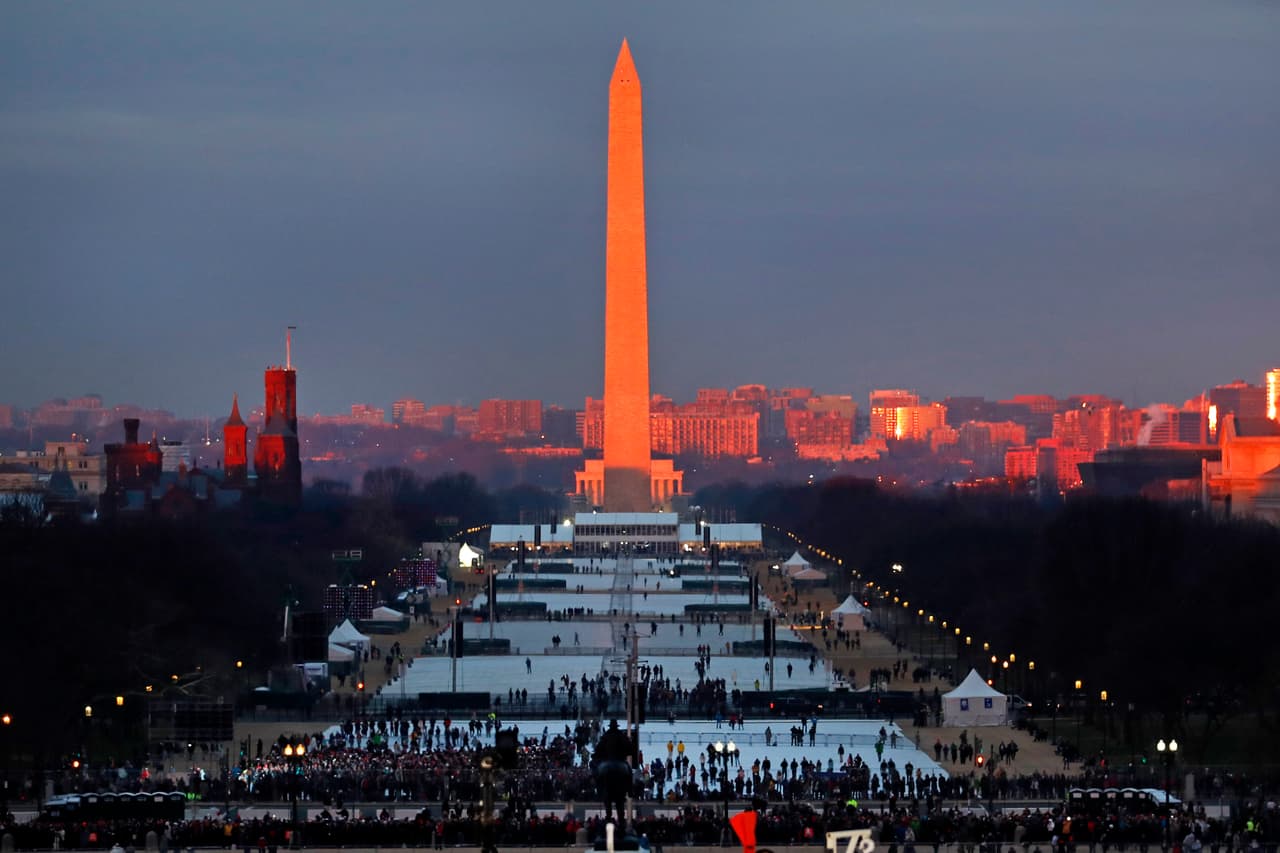 Vista del mall de Washington D.C. a primera hora de la mañana a la espera de los asistentes a la toma de posesión.