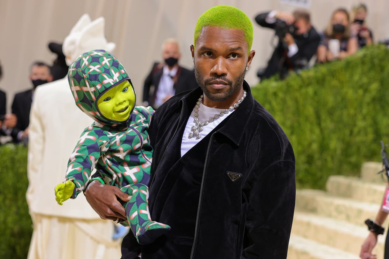 <b>Frank Ocean</b> llamó la atención por el amigo verde que lo acompañó a la alfombra blanca de la gala benéfica. 
<br>