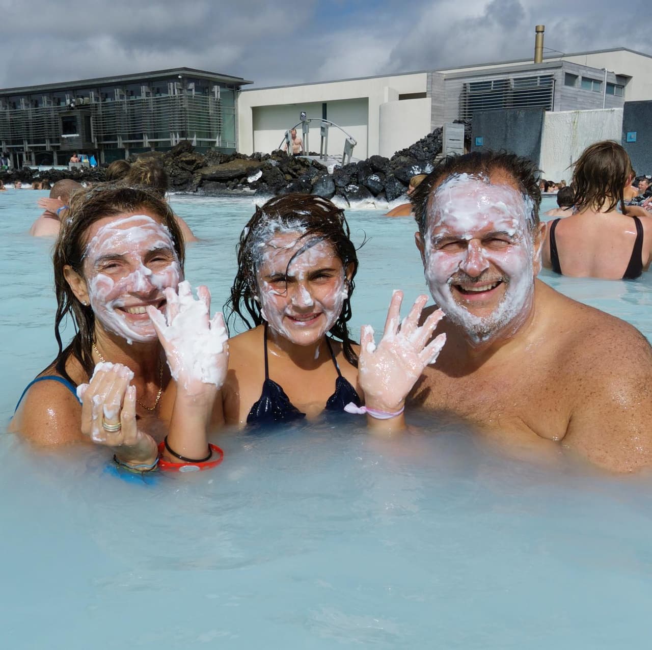 El Gordo es un viajero empedernido, y tiene en su esposa Mily y su hija Mía a las mejores compañeras.