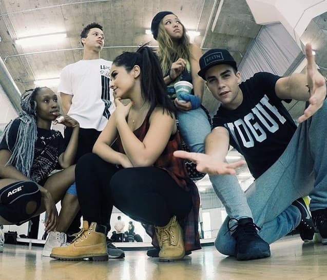 La que anduvo súper ocupada fue Becky G, quien se reunió con su grupo de baile para preparar algo espectacular.