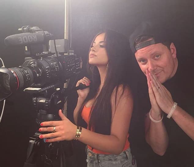 Y por qué no, si frente a las cámaras es una estrella, tras ellas es toda una maestra.