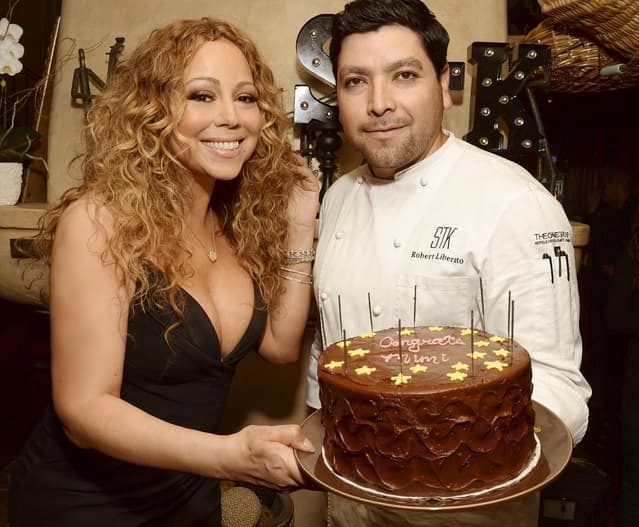 Y hasta celebró con este rico pastel su estrella en el Paseo de la Fama.