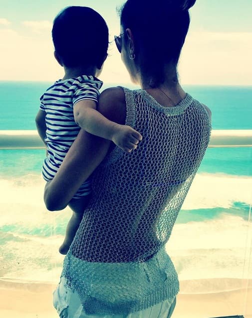 Como buena 'mamacita', Ninel se fue a la playa con todo y su lindo bebé.