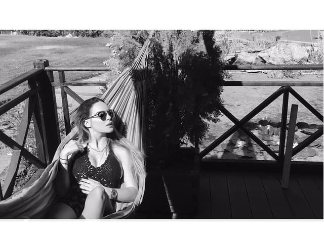 Y hasta su maravilloso paseo por la playa, 'Beli' sí que arrebata suspiros.