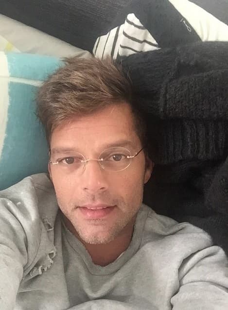 ¿Y esta carita, Ricky? El 'astro boricua' reveló un poquito de su intimidad, desde la cama, con esta linda selfie.