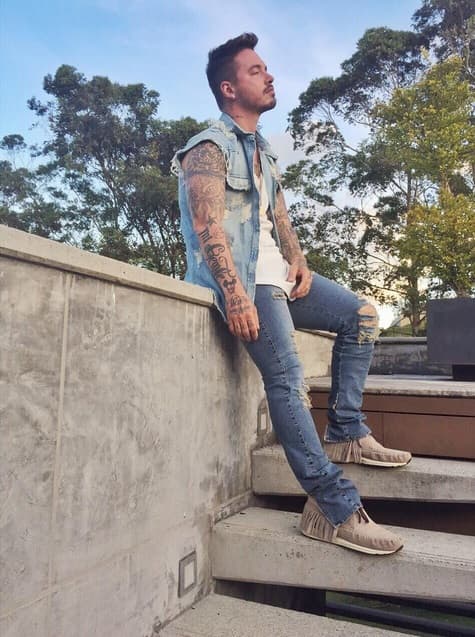 El reggaetonero se robó suspiros con estas fotos en donde muestra su lado fashionista.