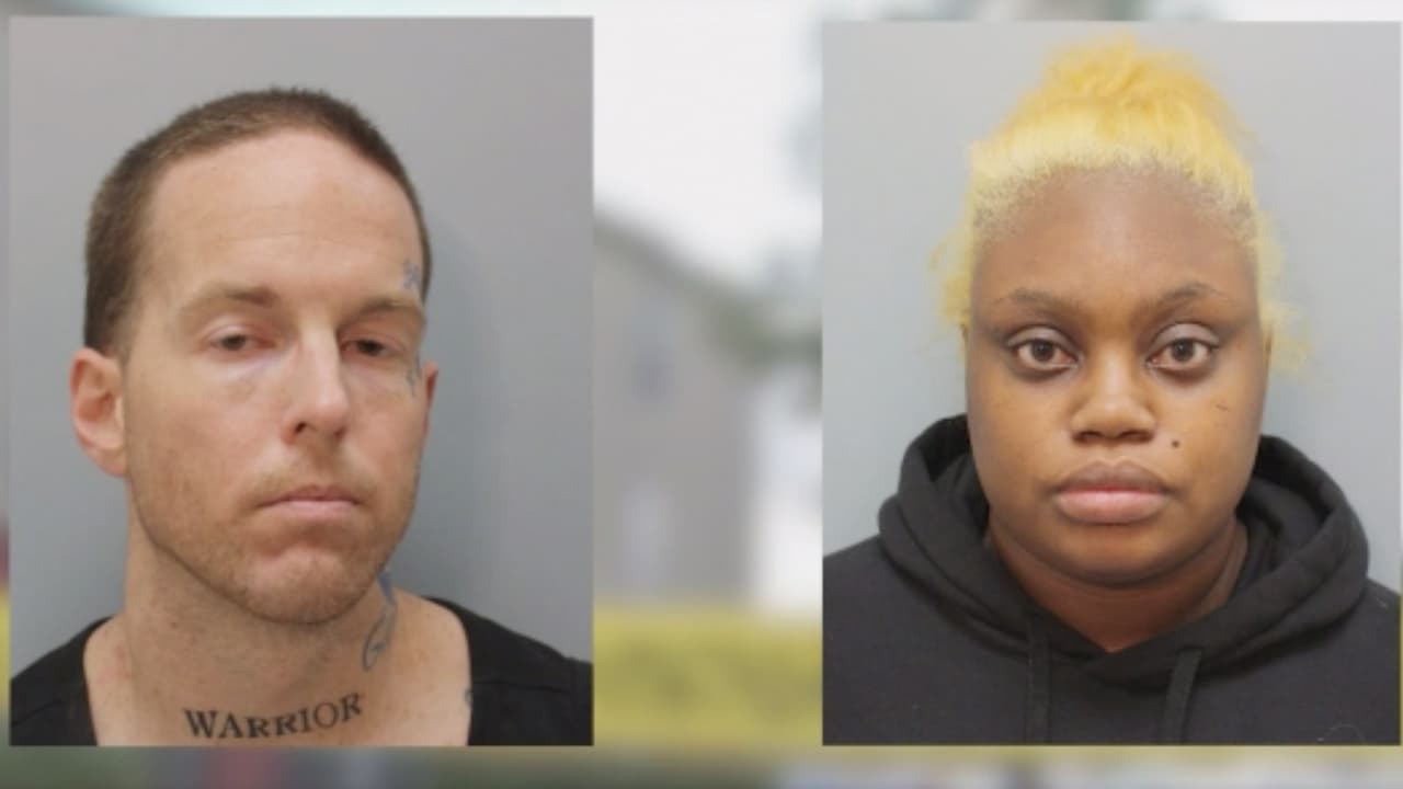 En un principio, las autoridades lograron localizar a la madre de los menores, Gloria Williams, de 35 años, y a su pareja, Brian Coulter, de 31, los interrogaron y los dejaron ir. El martes fueron 
<b><a href="https://www.univision.com/local/houston-kxln/brian-coulter-gloria-williams-menores-abandonados-houston">arrestados</a></b> cuando estaban en una biblioteca revisando las publicaciones sobre su caso, indica KTRK. Se les presentaron cargos.