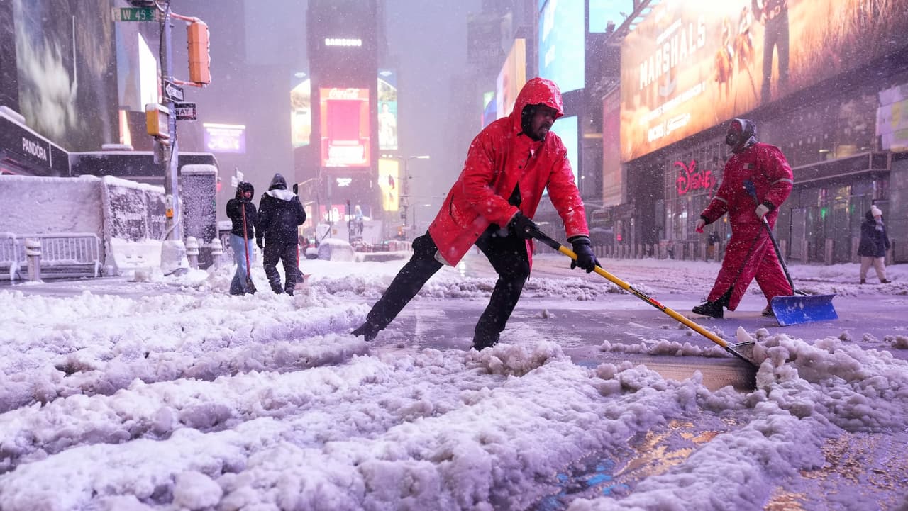 Los vientos registran 
<b>ráfagas de entre 40 y 55 mph, con picos de hasta 65 mph </b>en áreas costeras, provocando ventiscas, caída de ramas y posibles interrupciones eléctricas.
