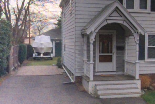 La policía confirmó vía Twitter, la detención del segundo sospechoso de los atentados del pasado lunes en el maratón de Boston (EE.UU.) y que había sido acorralado en el barrio de Watertown. "CAPTURADO!!! La caza se ha acabado. La búsqueda ha terminado. Se acabó el terror. Y la justicia ha ganado. El sospechoso está bajo custodia", se lee en el tuit de la policía de Boston. A lo largo de toda la jornada un extraordinario despliegue policial había perseguido a Dzhokhar Tsarnaev, un joven de 19 años de origen chechén, presunto coautor de los atentados. Según el diario Boston Globe, Tsarnaev fue capturado después de un tiroteo en el que resultó herido, por lo que está siendo trasladado al Hospital Mount Auburn de Cambridge. Un oficial le dijo al diario que el joven, de 19 años, se encuentra consciente. La noticia de su captura fue acogida con aplausos por el público que salió de sus casas.