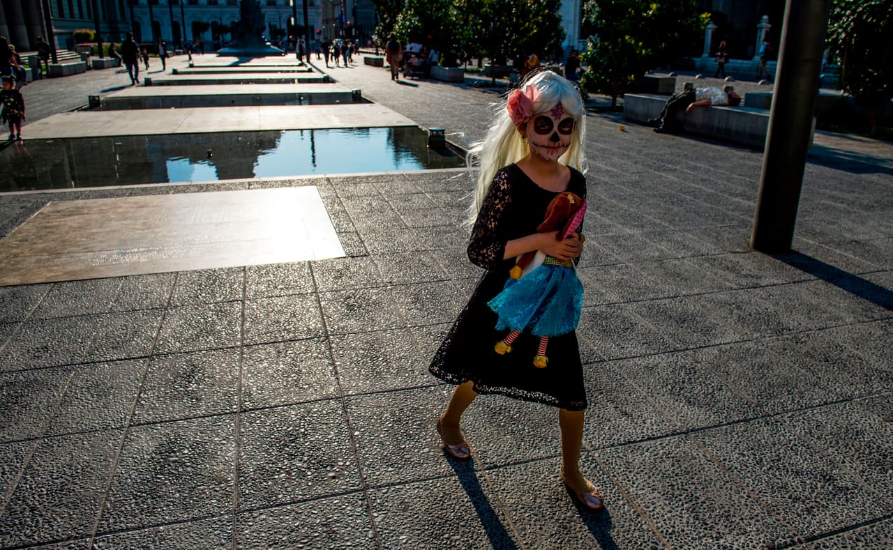 Se recomienda que los menores usen pintura facial en lugar de máscaras, para que los padres no los pierdan de vista.