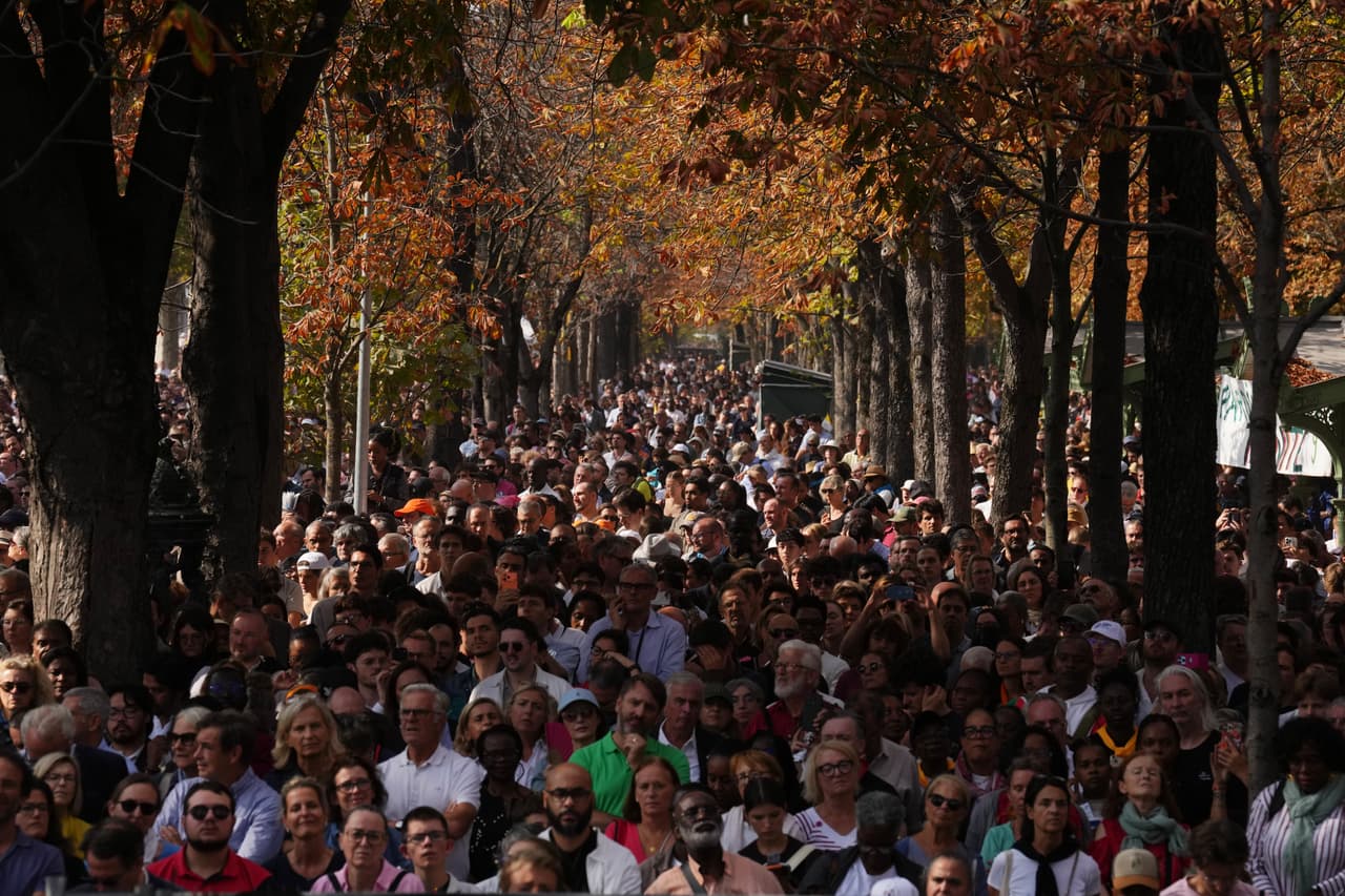 Personas asisten a una misa celebrada por el Papa León XIV en la Plaza de la Concordia, París, el sábado 26 de septiembre de 2026.