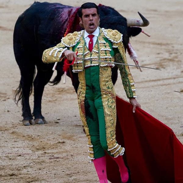 "Ay Raúl esas fotos realmente no me gustan, prefiero de paisajes", "Creo que vas a perder muchos 'likes' gordito", "Qué pena que vaya a estos eventos, la crueldad animal es lo peor de este mundo", fueron algunos de los comentarios de la gente.